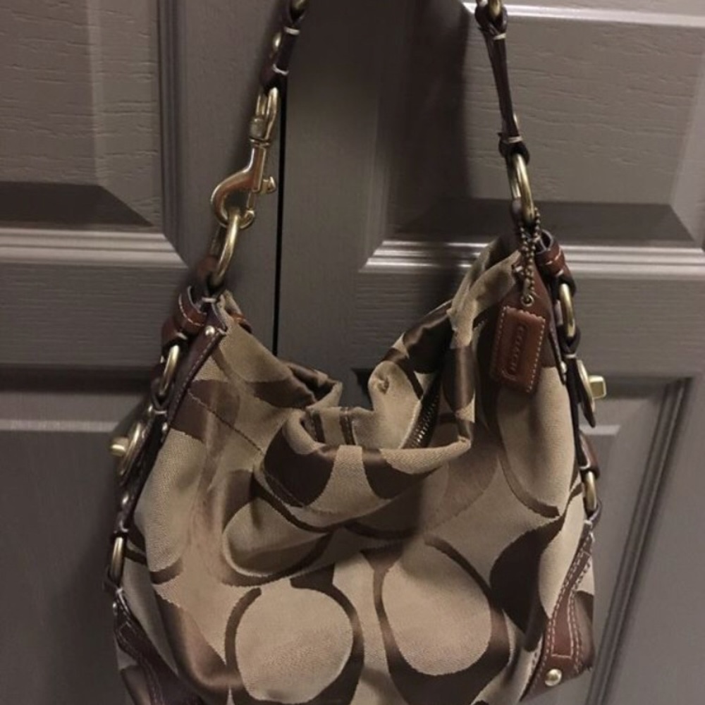 Signature Coach shoulder bag